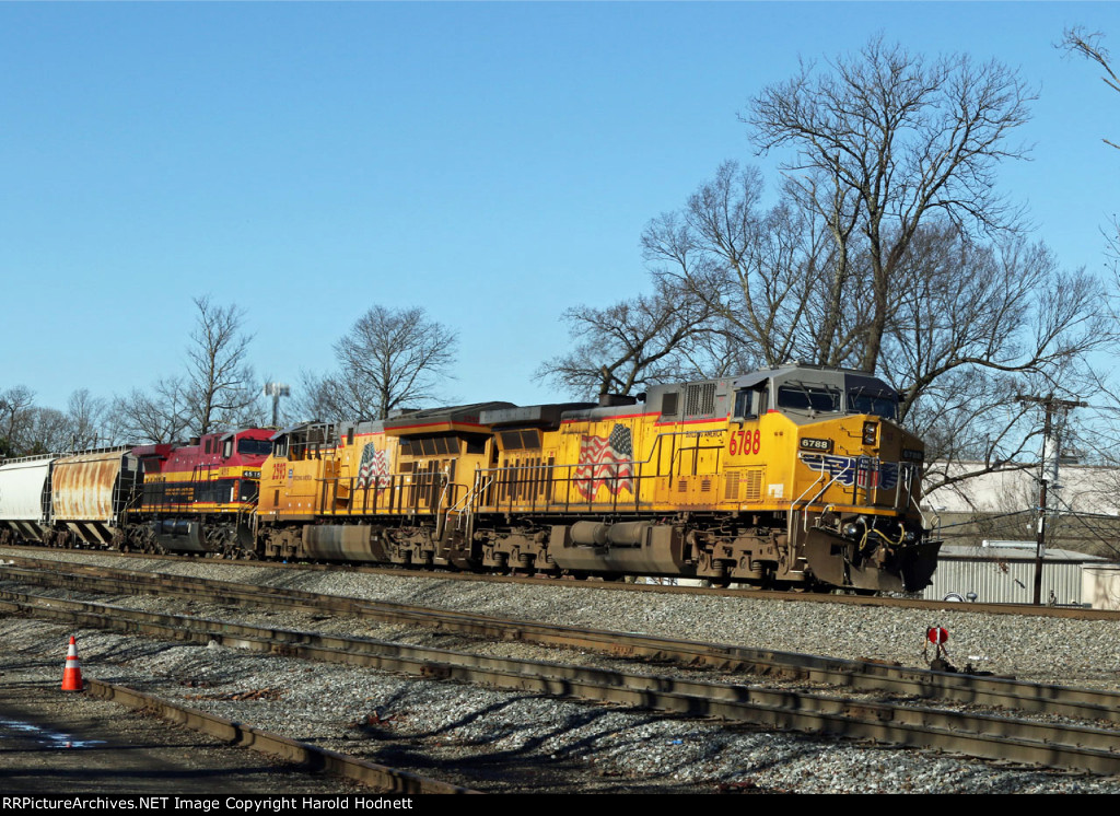 UP 6788 leads NS train 118 to a stop